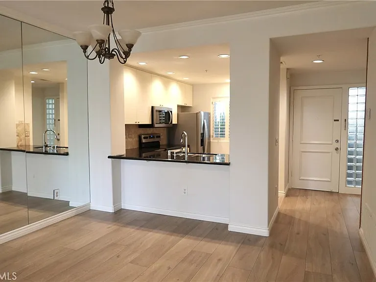 2243 Martin #110 — Photo 10