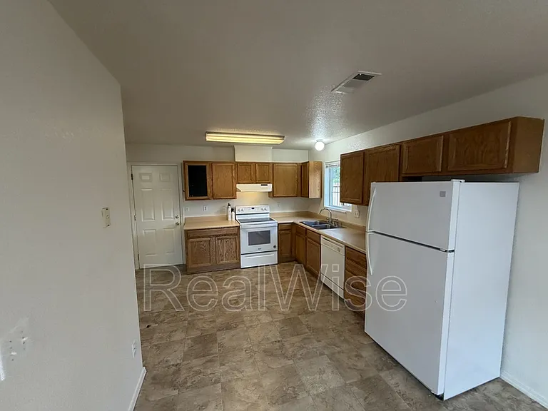 715 SW Laurel St — Photo 5