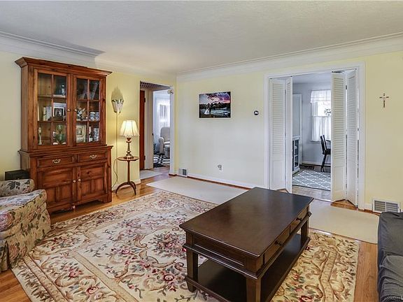 3rd image of 40 Canterbury Ct