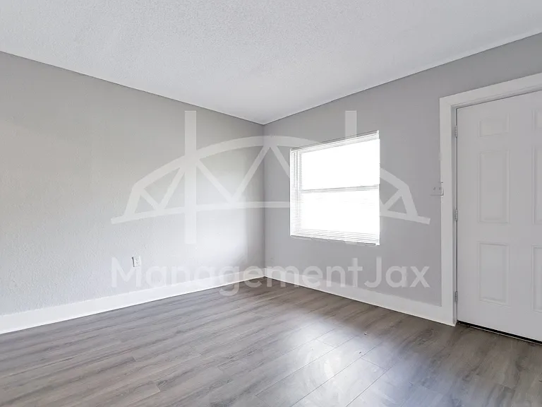 1842 W 26th St — Photo 2