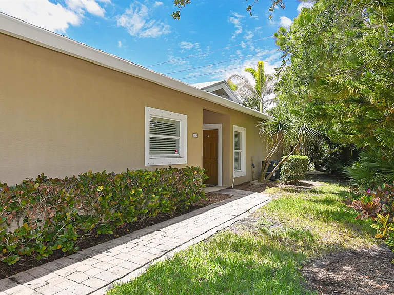 649 NE Bent Paddle Ln — Photo 4