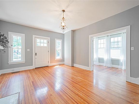 5th image of 3406 Montrose Ave