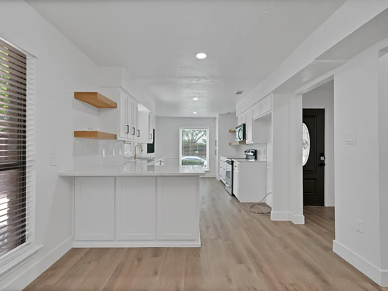 4021 San Mateo Dr — Photo 8