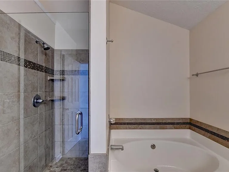 3067 Kentmere Dr — Photo 34