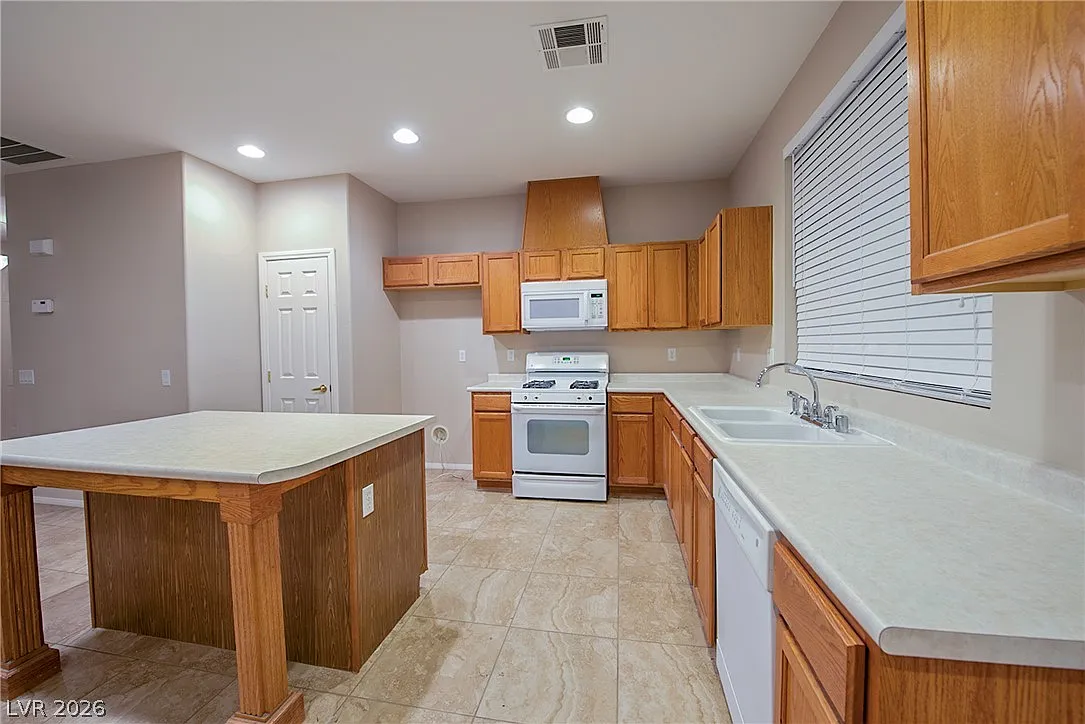 3 bed, 2.0 bath, 1403 sqft, $1,995 — Photo 3