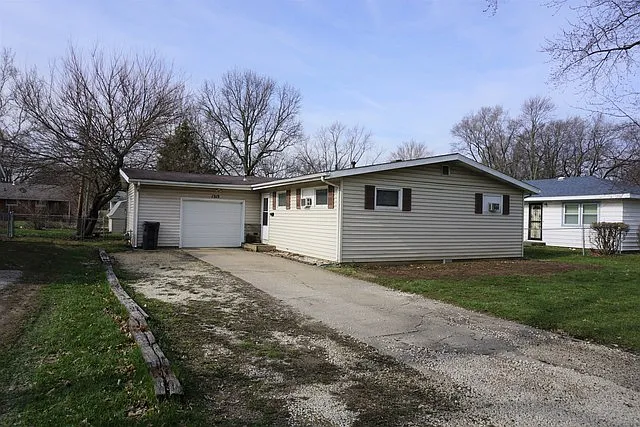 1215 Paula Dr photo 1