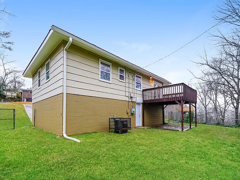 748 Barclay Ln — Photo 25