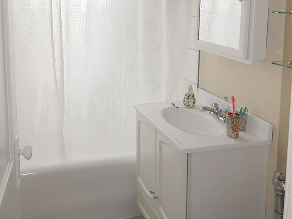 4th image of 619 1/2 W Melrose St #D2