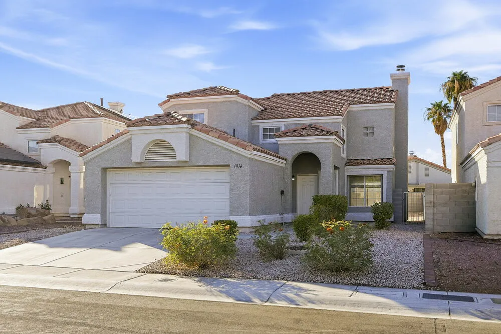 3 bed, 2.5 bath, 1599 sqft, $2,305 — Photo 2