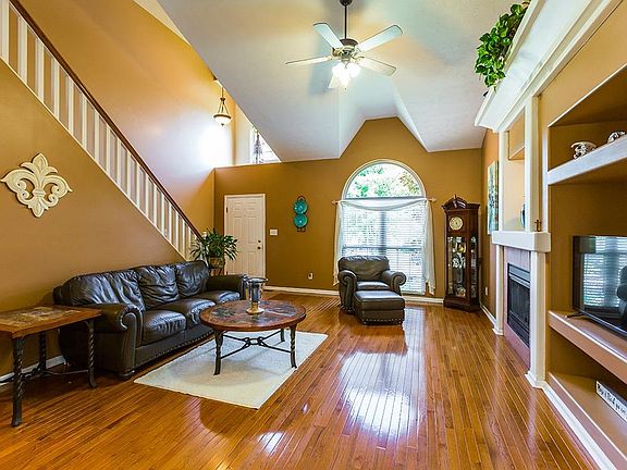 3rd image of 2709 Mission Hills Dr