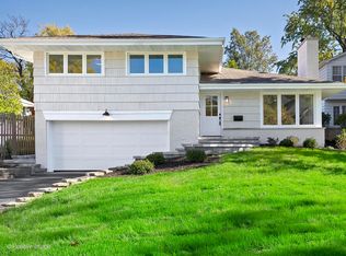 215 Walker Ave, Clarendon Hills, IL 60514