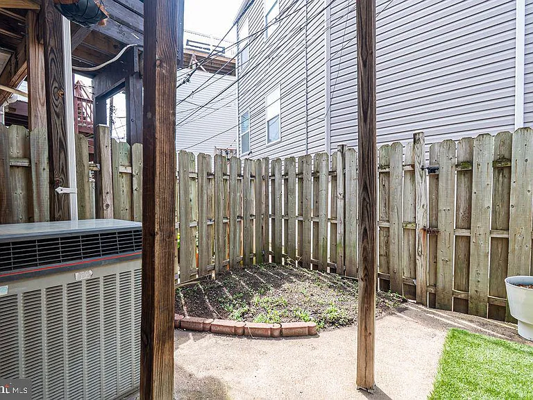 601 Harvey St — Photo 13