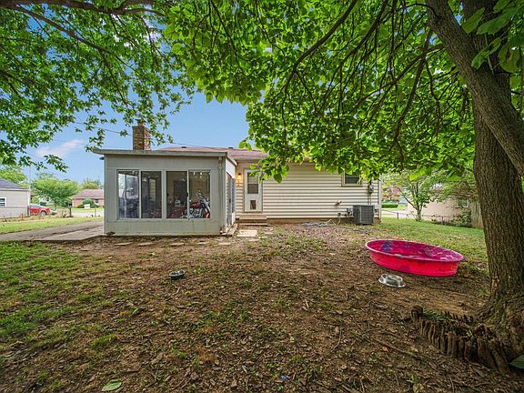 3rd image of 3841 Dresden St