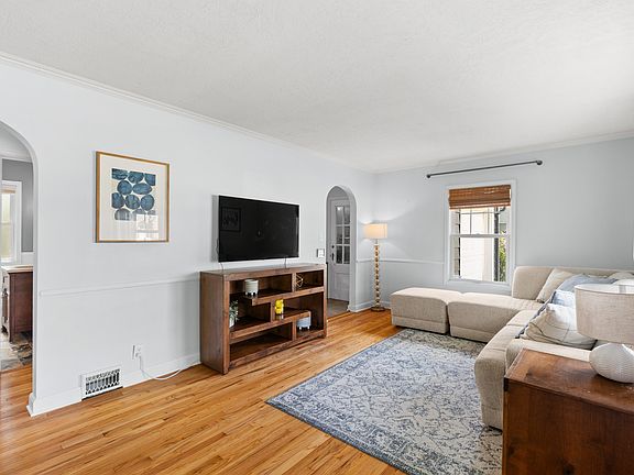 4th image of 1652 Beaver Ave