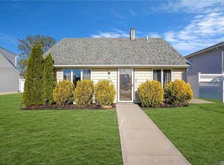 39 Saint Marks Pl, Massapequa, NY 11758