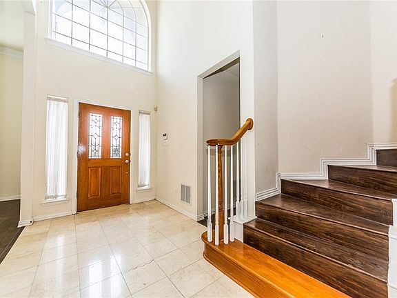 5th image of 7535 Larchmont Dr