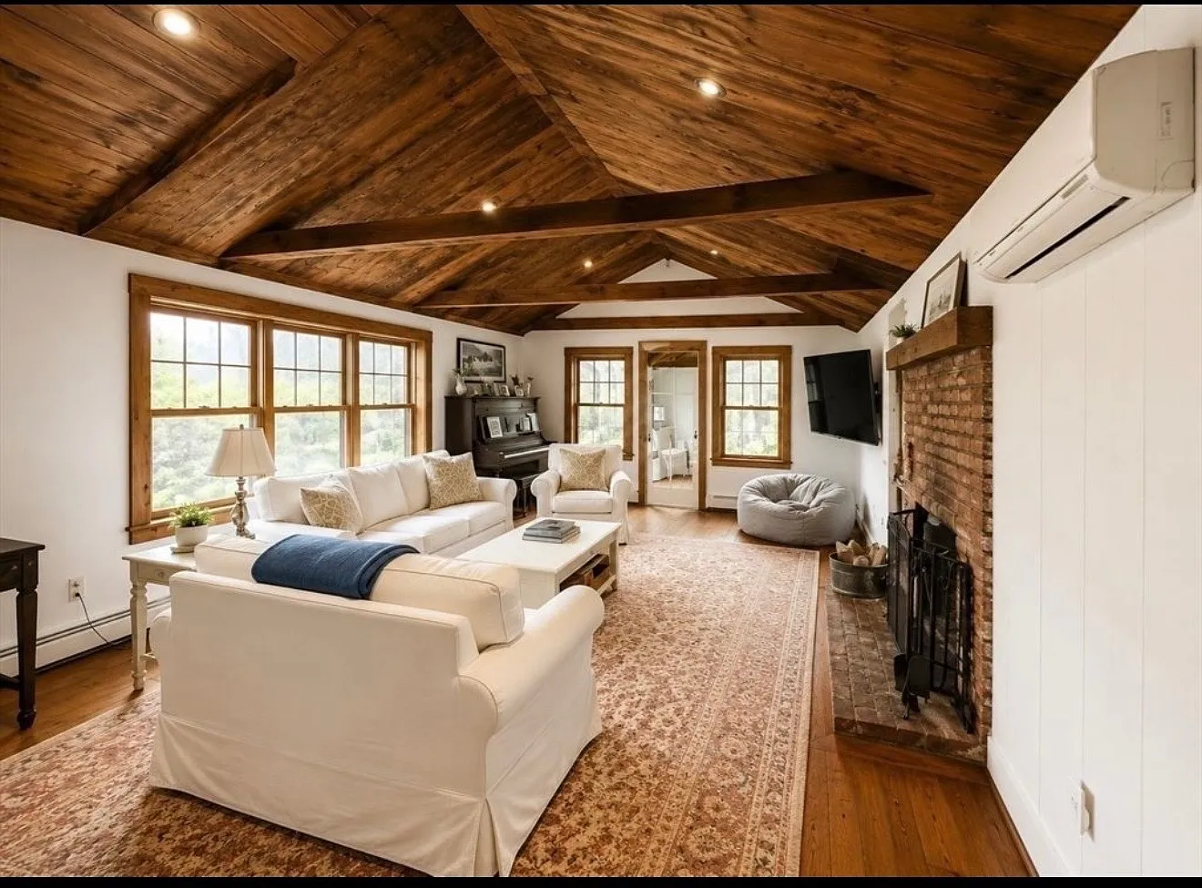 4 bed, 2400 sqft, $5,800 — Photo 3