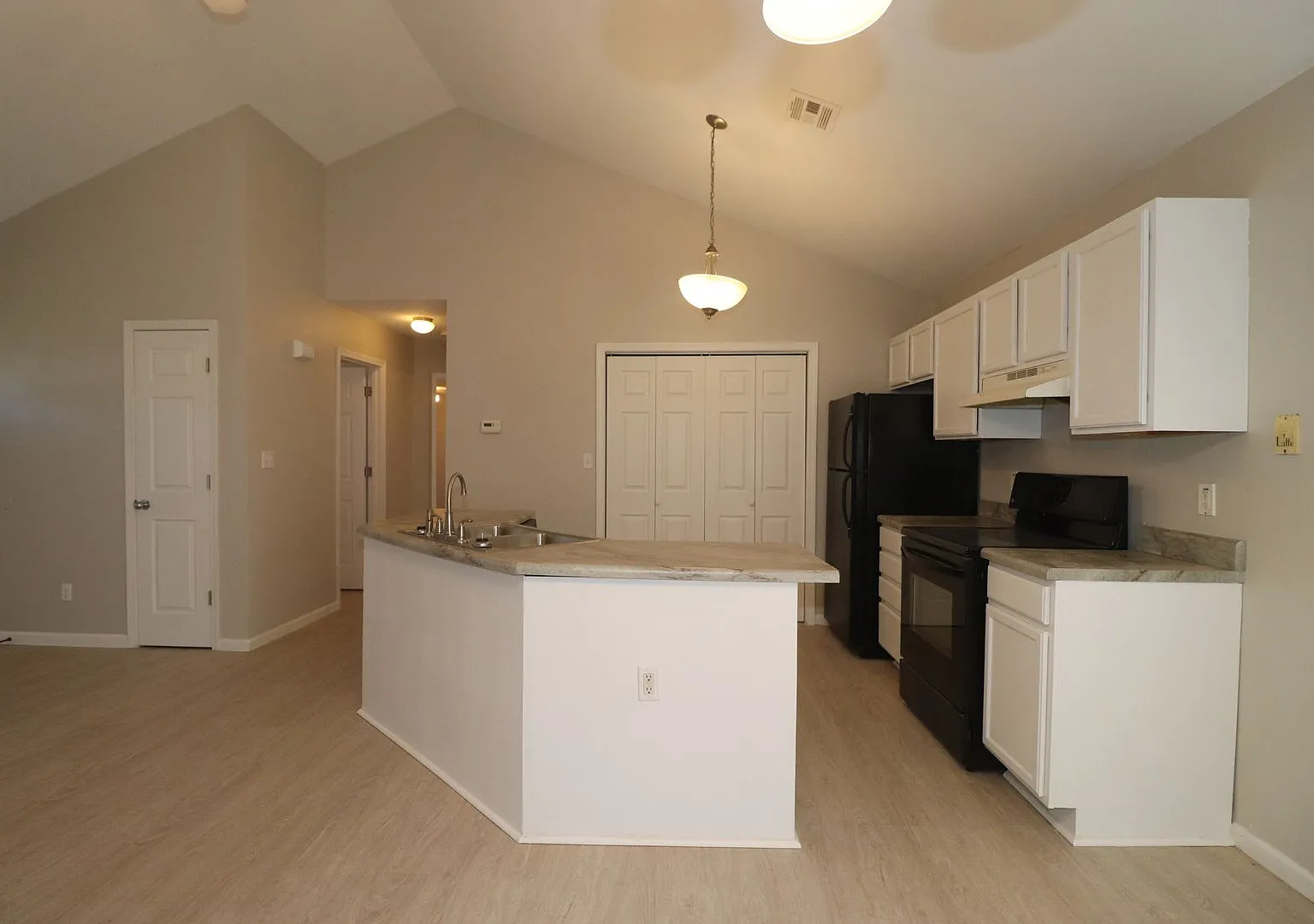 Remodeled Duplex Rent ready! — Photo 4