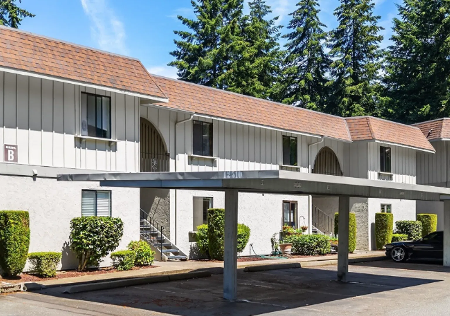 Great 1 Bedroom Condo in Kirkland with Reserved Parking! Utilities Included~ — Photo 2