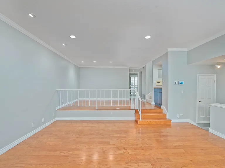 21730 Marylee St — Photo 6