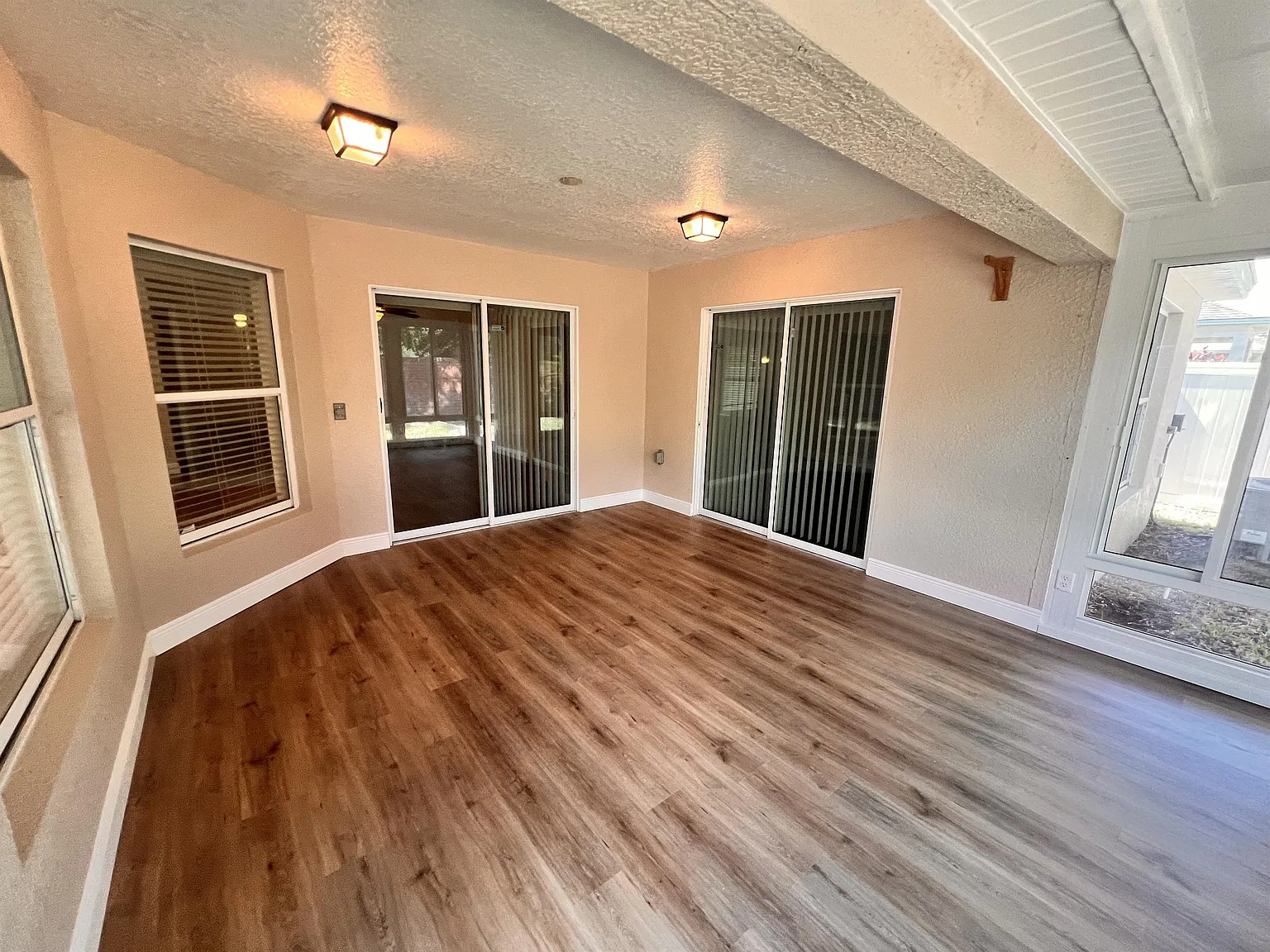 3 bed, 2.0 bath, 1711 sqft, $1,999 — Photo 4