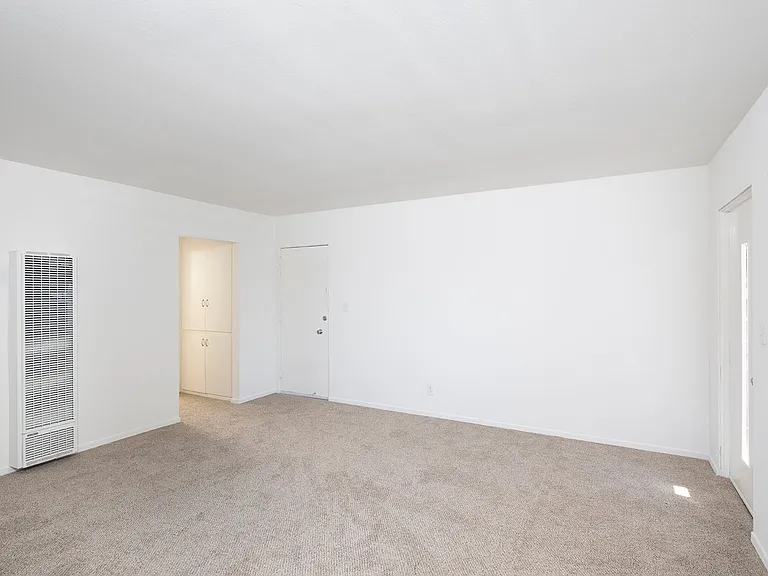 La Jolla / Village Area - Upstairs One Bedroom in the Village! — Photo 7