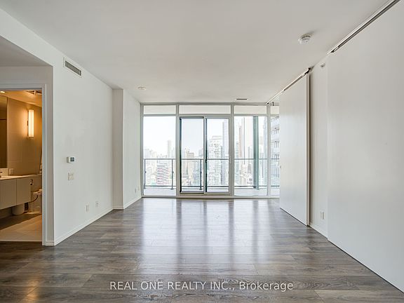 5th image of 125 Peter St #3409