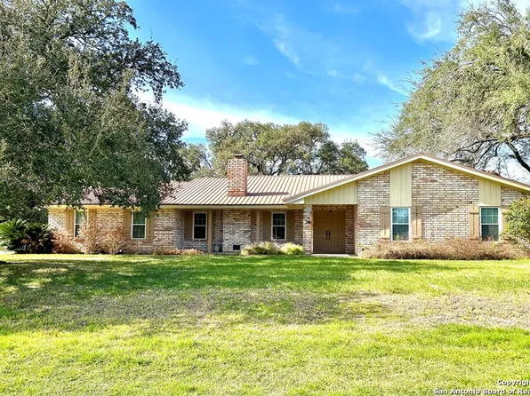 34 Encino Loma, Beeville 78102