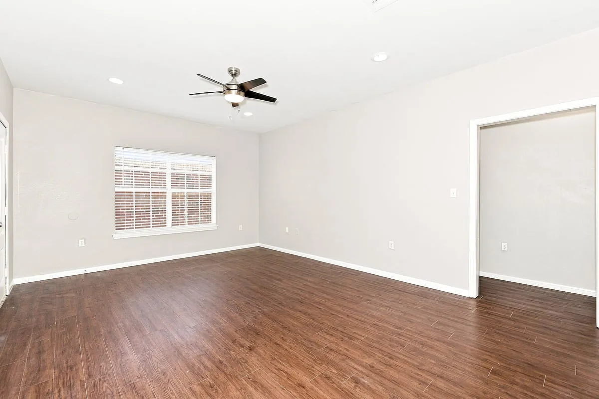 Bear Gardens - 1521 Bagby Unit J — Photo 3