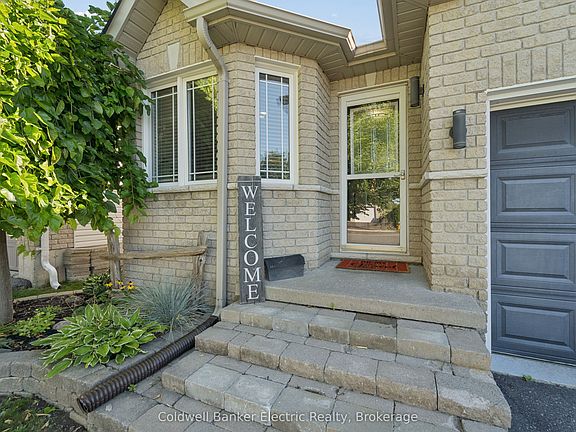 4th image of 661 Clancy Cres