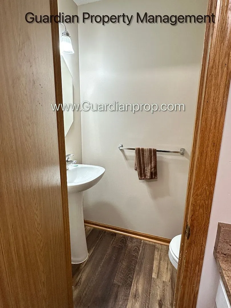 Prior Lake Town Home, 1 Car Garage, W/D, Walk out Patio, Dishwasher Available Sept — Photo 4