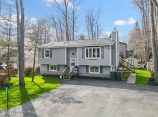 8864 Chipmunk Ln, Tobyhanna, PA 18466