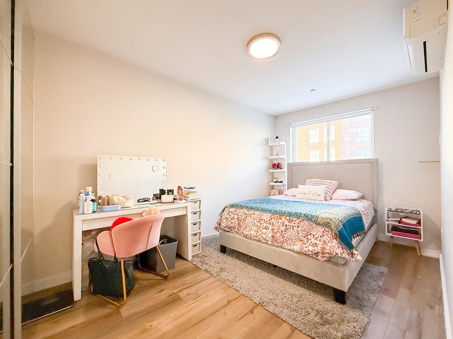 1 bed, 800 sqft, $2,430 — Photo 3