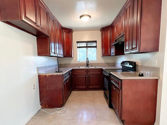 3rd image of 317 W Hyde Park Blvd APT 4
