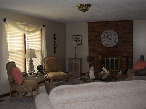 3rd image of 109 Summit Ln