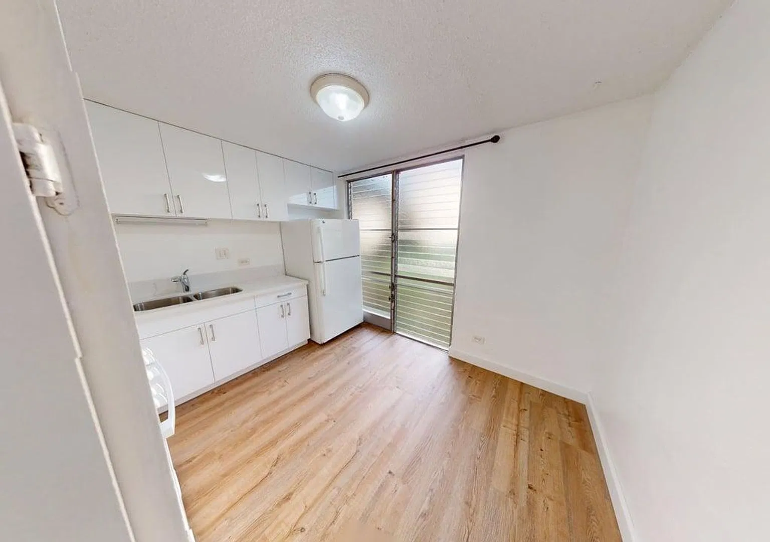 Pet-Negotiable. Newly Remodeled. Assigned Parking — Photo 4