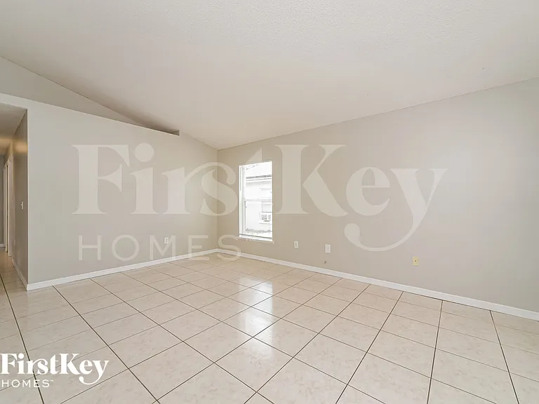 440 Breezeway Dr — Photo 3