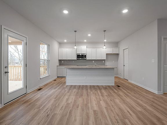 5th image of 697 Dahlia Dr