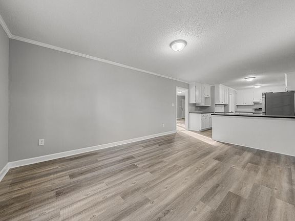 4th image of 210 Monroe St