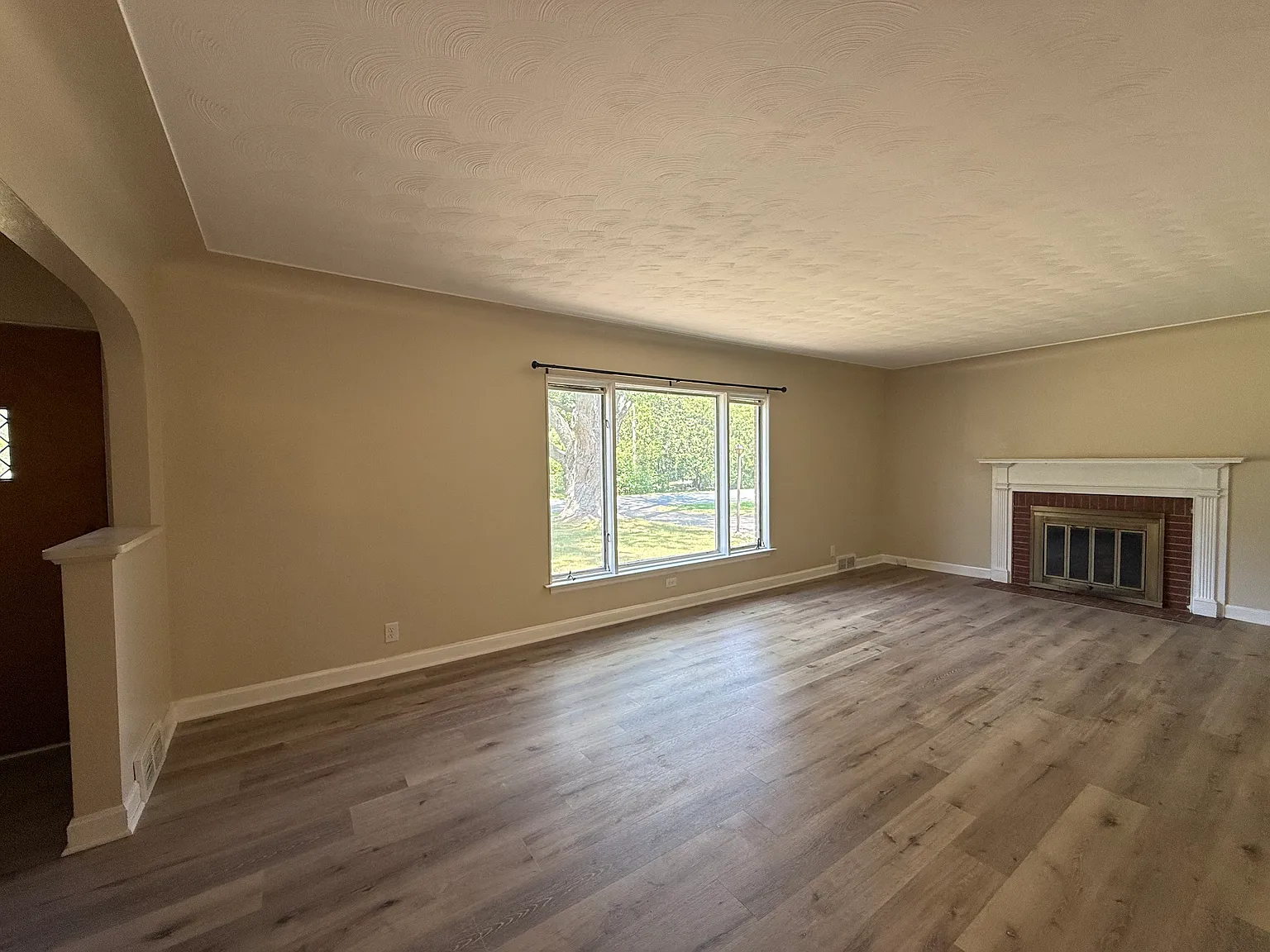 3 bed, 1.5 bath, 1372 sqft, $1,950 — Photo 2