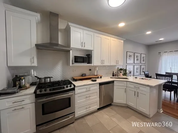 610 Lakeridge Ct, Naperville, IL 60563