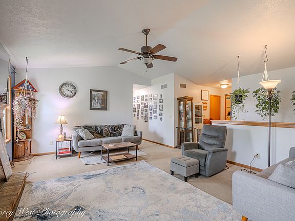 3rd image of 429 Hickory Dr