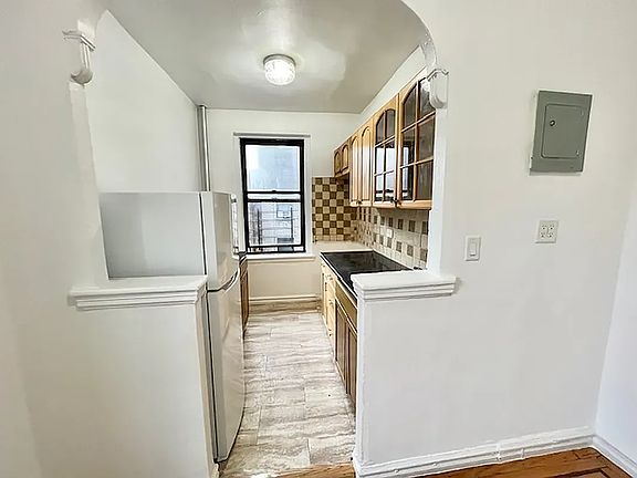 4th image of 1068 Ward Ave APT 2C