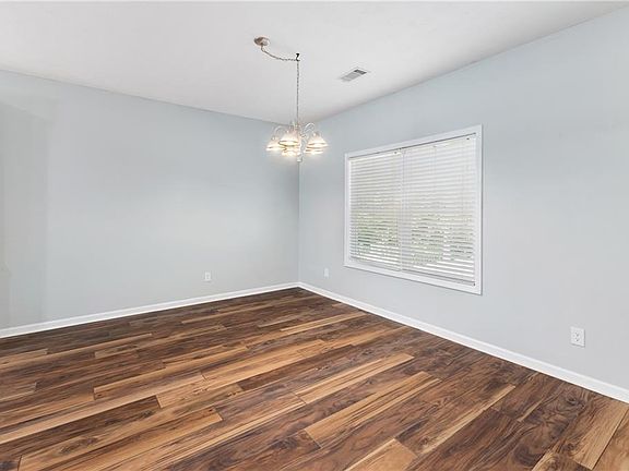 4th image of 613 28th Ave