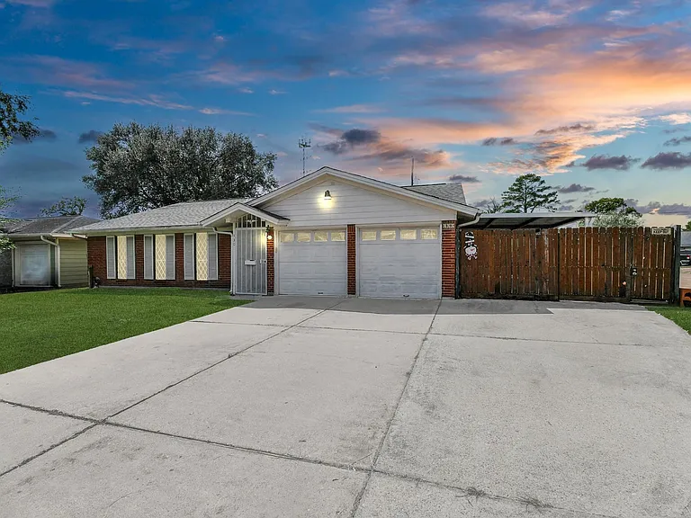 530 Westshire Dr — Photo 1