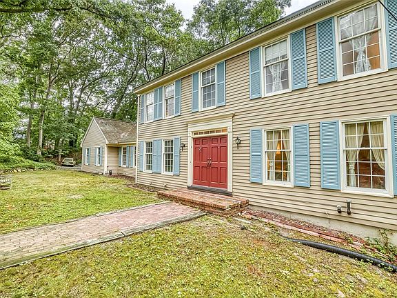 2nd image of 3 Wainscott Ln