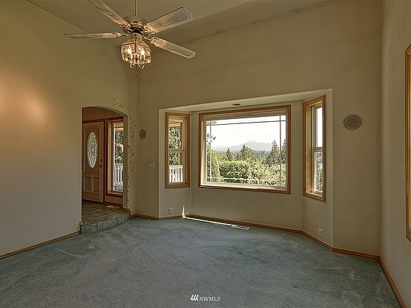 Living room has great views and built-in speakers!>
