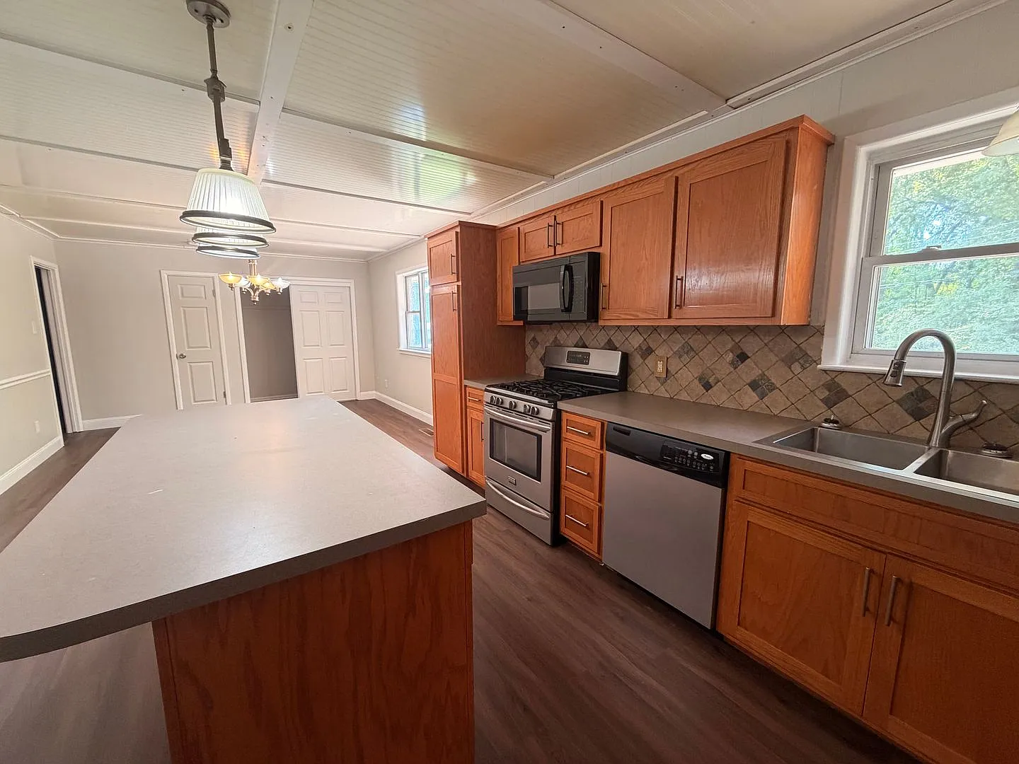 Discover this 3-bedroom, 2-bathroom home in Russellville, AR — Photo 4