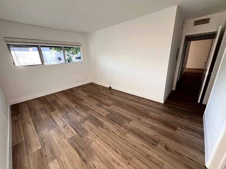 808-812 Westmount Dr — Photo 24