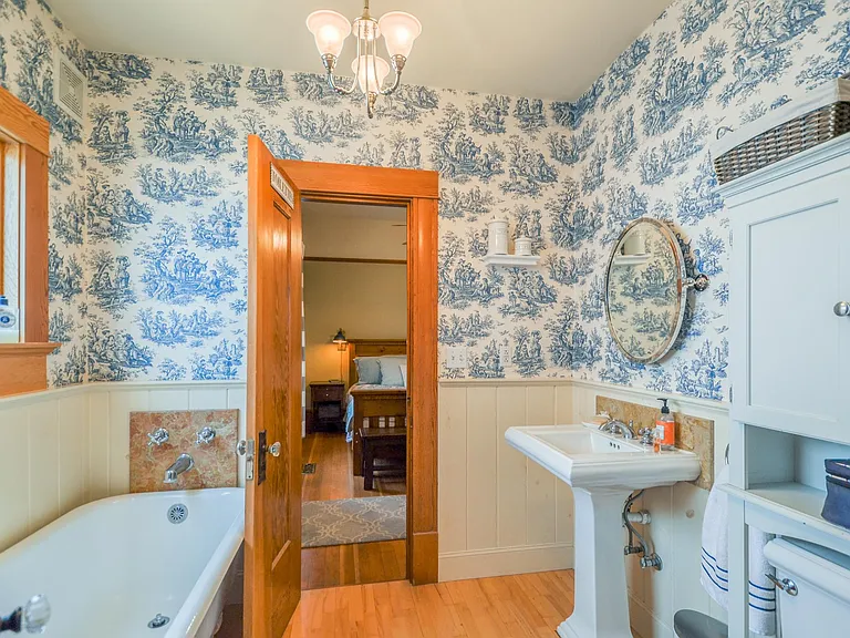 402 W Locust St — Photo 10